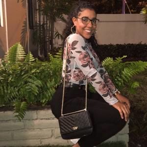 Meet your Posher, Júlia